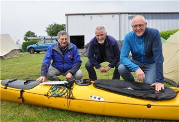 Koni Buff (Mitte) ist aus der Schweiz zur Tidenrallye angereist. Unser Bild zeigt ihn mit Norbert Köhler, Präsident des Landekanuverbandes Bremen (links), und Martin Ostendorf, Leiter der Kanusparte beim Wassersportverein Nordenham.