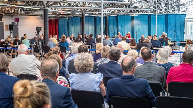 Konstituierende Sitzung der Stadtverordnetenversammlung Bremerhaven im Juli 2019 im Foyer der Stadthalle. 