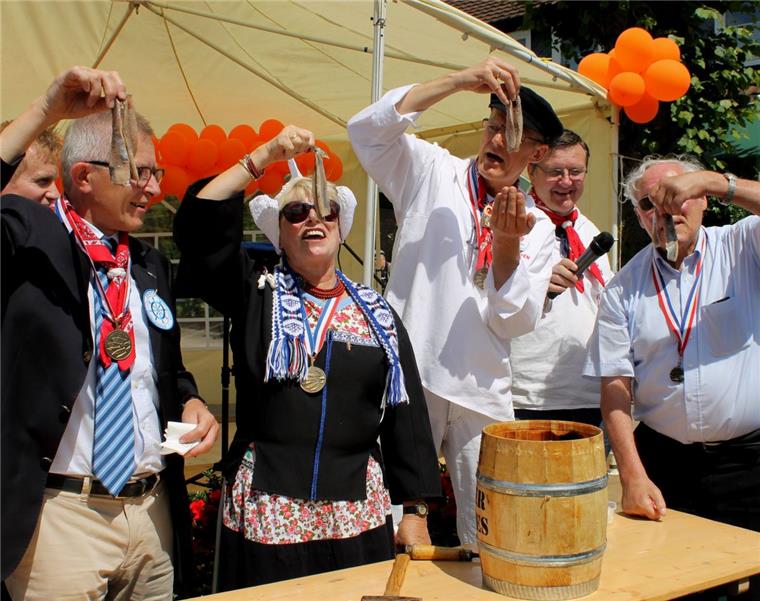 Zeven lässt sich Matjes schmecken Konsul Hylke Boerstra, "Frau Antje", Ralph Paulsen und Jörg Ahlgrimm von der Ehrenwerten Matjesgesellschaft sowie Peter Koch-Bodes, Ehrenpräsident des deutschen Fischfachhandels (von links), zelebrieren die Heringszeremonie. Foto: Millert