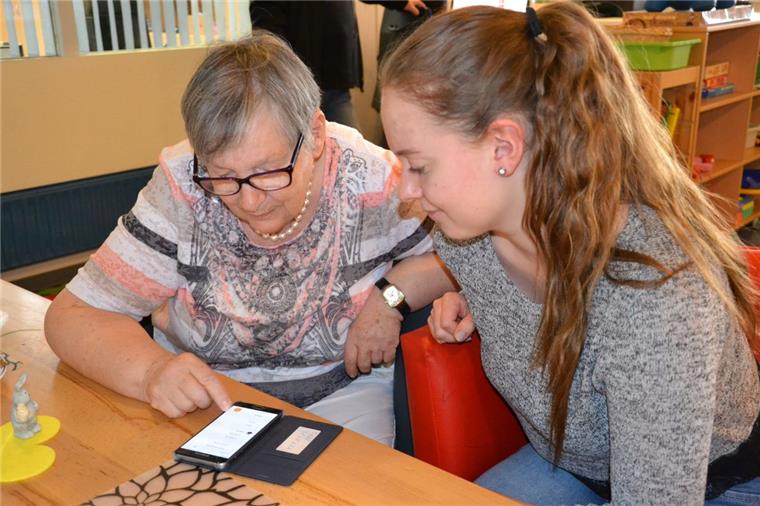 Kontakte einspeichern und WhatsApp schreiben: Im Mehrgenerationenhaus in Zeven erklärt Jana Otto, Bundesfreiwilligendienstleistende, der Rentnerin Lene Latzel aus Zeven, wie das funktioniert.