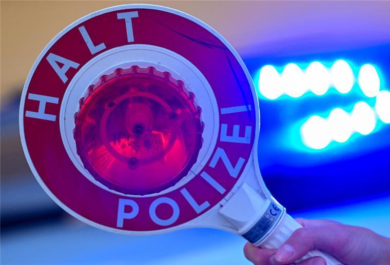 Autofahrer unter Drogeneinfluss: Polizei stoppt berauschten Fahrer ARCHIV - 27.08.2024, Brandenburg, Potsdam: Eine Kelle der Polizei mit der Aufschrift Halt Polizei vor einem Blaulicht eines Polizeifahrzeuges. (zu dpa: «Vater angezeigt - Kinder fuhren mit Motorrad und Quad») Foto: Patrick Pleul/dpa +++ dpa-Bildfunk +++
