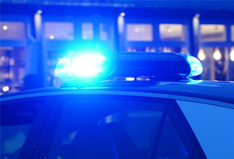 Unfall an A27-Abfahrt: Verdacht auf Einnahme verschiedener Drogen bei Fahrer Kontrolle verloren: Mercedes kracht in Verkehrszeichen – Führerschein eingezogen