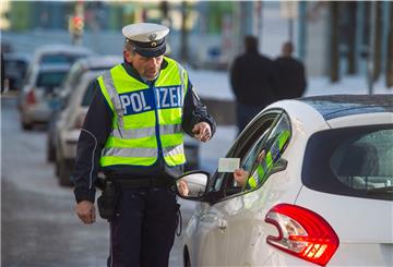 Kontrollen gehören zu den Aufgaben von Polizisten. Aber wer kontrolliert die Beamten? Eine regelmäßige Überprüfung der Gesinnung, wie ursprünglich geplant, wird es in Bremerhaven und Bremen nicht geben. Es muss ein Verdacht vorliegen. Foto: dpa/archiv