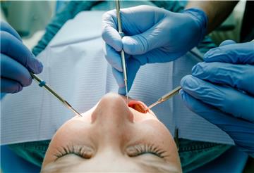 Kontrolltermine oder Zahnprophylaxen sind abgesagt: Die Zahnärzte behandeln nur noch in medizinisch notwendigen Fällen.