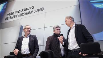 Konzernchef Oliver Blume (r.) berät sich vor seiner Rede mit VW-Verhandlungsführer Arne Meiswinke (Mitte).