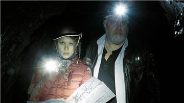 Koops (Aljoscha Stadelmann) und Kim (Anna Bachmann) suchen im Stollen in einer Szene von „Harter Brocken: Der Goldrausch“.