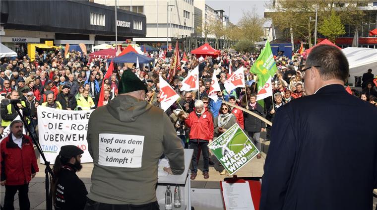 Tag der Arbeit in Bremerhaven: Solidarität mit Powerblades-Mitarbeitern Kopf aus dem Sand und kämpft: Diese Aufschrift hatte sich Alan-Thomas Bruce, Betriebsratsvorsitzender bei Powerblades, an die Jacke geheftet. Die Unternehmensleitung hat den Rettungsplan des Betriebsrates aber abgelehnt.