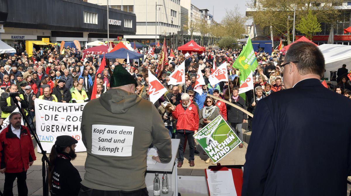 Kopf aus dem Sand und kämpft: Diese Aufschrift hatte sich Alan-Thomas Bruce, Betriebsratsvorsitzender bei Powerblades, an die Jacke geheftet. Die Unternehmensleitung hat den Rettungsplan des Betriebsrates aber abgelehnt. 