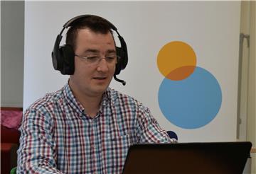 Kopfhörer auf dem Kopf, Mikrofon vor dem Mund und das Gesicht vor der Kamera des Laptops: So tritt VHS-Dozent Bartoß Dylag fortan mit den Kursteilnehmern in Kontakt.