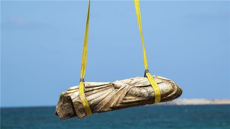 Ägypten birgt antike Statuen aus dem Mittelmeer Kopflose Statue aus dem Mittelmeer. Ägypten setzt auf Kulturtourismus und vermarktet antike Funde bei Presseterminen.
