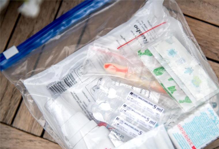 Eine Reiseapotheke in einem Zip-Beutel