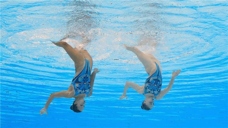 Kopfüber ins WM-Finale: die Synchronschwimmerinnen Amelie Blumenthal Haz (links) und Klara Bleyer