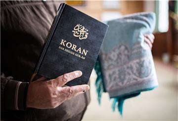 Koran und Gebetsteppich: Wer mehr über sie erfahren will, sollte am Tag der offenen Moschee vielleicht ein muslimisches Gotteshaus besuchen.