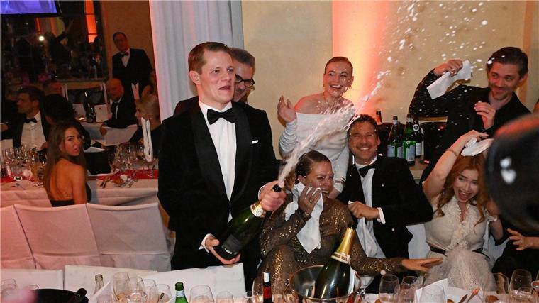 Korkenknallen trotz harter Zeiten: Die Filmbranche feiert beim Deutschen Filmball.