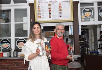 Kosta Papageorgiou übergibt den traditionsreichen Imbiss-Pavillon auf dem Rodenkircher Marktplatz an seine langjährige Mitarbeiterin Krinka Trajkovic.