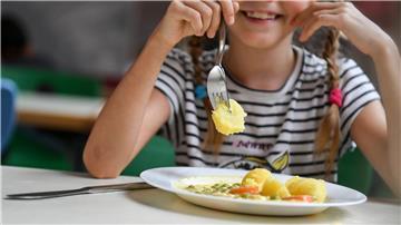 Kostenlos, hochwertig und möglichst regional soll das Mittagessen an den Schulen sein - doch das Vorhaben stockt (Archivbild).