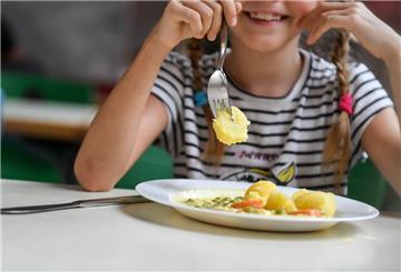 Kostenlos, hochwertig und möglichst regional soll das Mittagessen an den Schulen sein - doch das Vorhaben stockt (Archivbild).