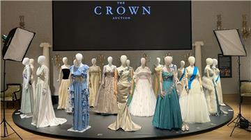Kostüme aus der Serie „The Crown“ vor einer Versteigerung in London.