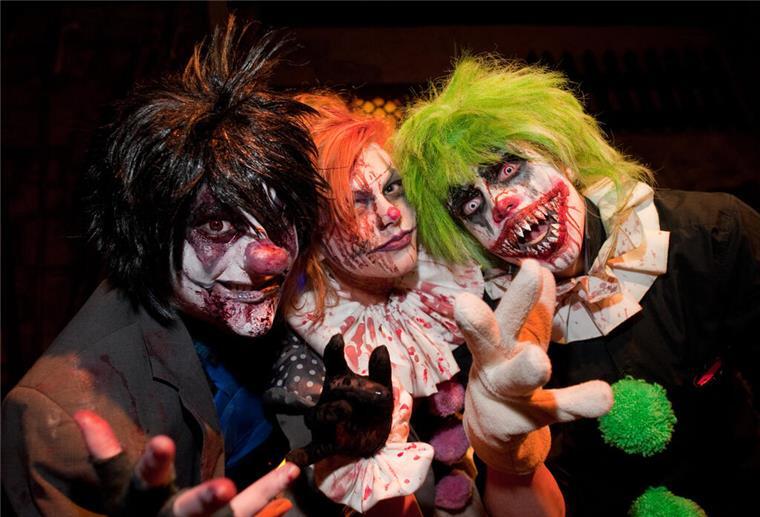 Ihr Mumien und Vampire zeigt uns eure gruseligsten Halloween-Kostüme! Drei Personen haben sich zu Halloween schaurige Kostürme angezogen.