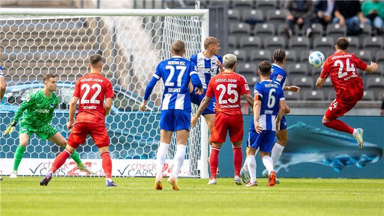 Kownacki reagiert schneller als die Hertha-Verteidiger. 