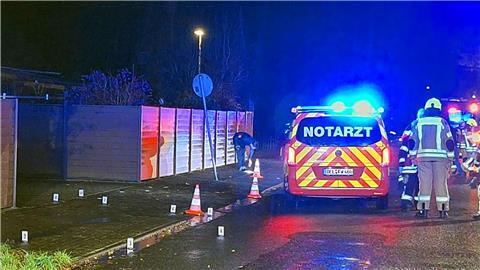 Kräfte der Feuerwehr und des Rettungsdienstes sind an der Unfallstelle im Einsatz.
