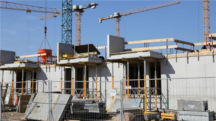 Kräne und Gerüste stehen auf der Baustelle  eines Mehrfamilienhauses.