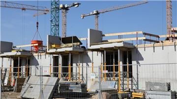Kräne und Gerüste stehen auf der Baustelle  eines Mehrfamilienhauses.