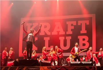 Kraftklub ist beim Deichbrand keine Unbekannte. Die Rap-Rock-Gruppe überzeugte bereits 2015 und 2017 die Massen: