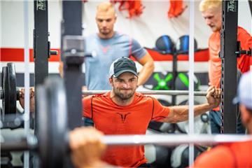 Krafttraining der Fischtown Pinguins in der Eisarena Bremerhaven: Dominik Uher an der Langhantel. 