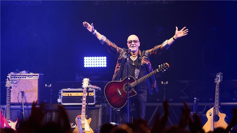 Krahl spielt mit seiner Band City live auf der Abschiedstour in Berlin 2022. (Archivbild)