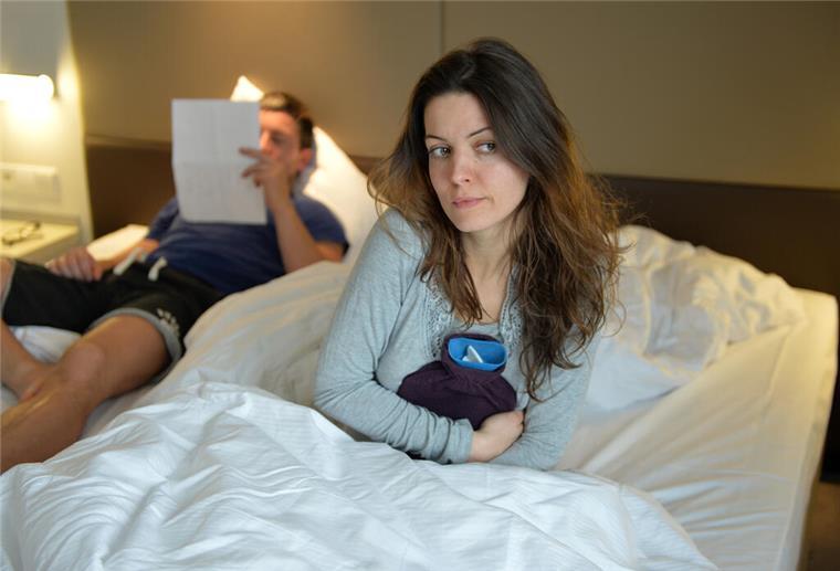 Krank im Hotelzimmer liegen: Das kann einem den Urlaub gründlich vermiesen. Die verlorenen Urlaubstage bekommt man aber vom Arbeitgeber zurück.
