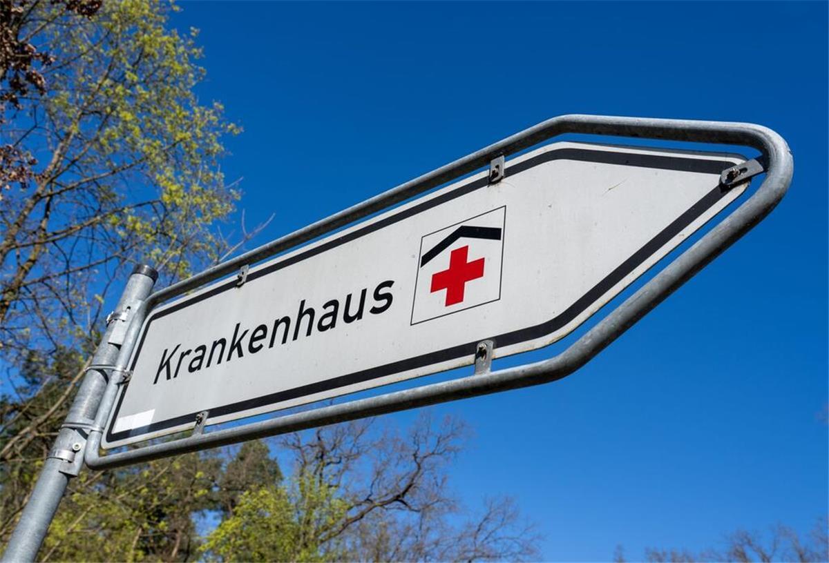 Nach Kritik an Reform: Ausnahmen und längere Fristen für Krankenhäuser geplant Ein Schild weist den Weg zu einem Krankenhaus.