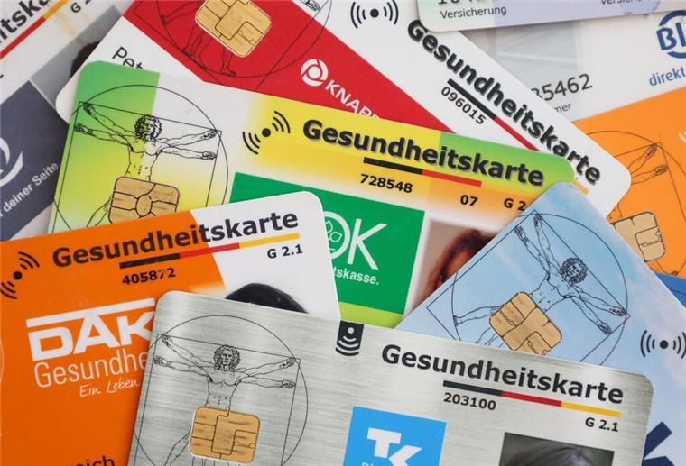 Krankenkassen schlagen Alarm! Es drohen Beitragserhöhungen wegen Milliardenlücke Eine Auswahl an Gesundheitskarten gesetzlicher Krankenkassen in Deutschland.