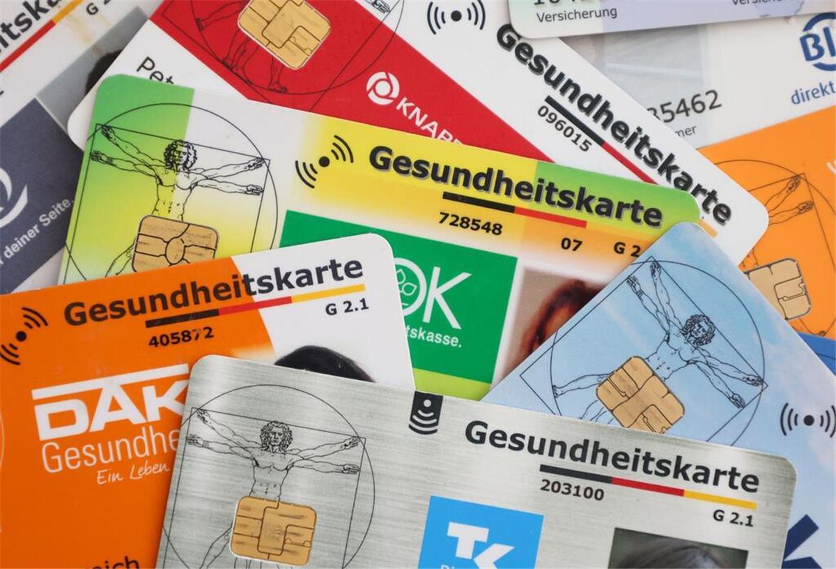 Eine Auswahl an Gesundheitskarten gesetzlicher Krankenkassen in Deutschland.