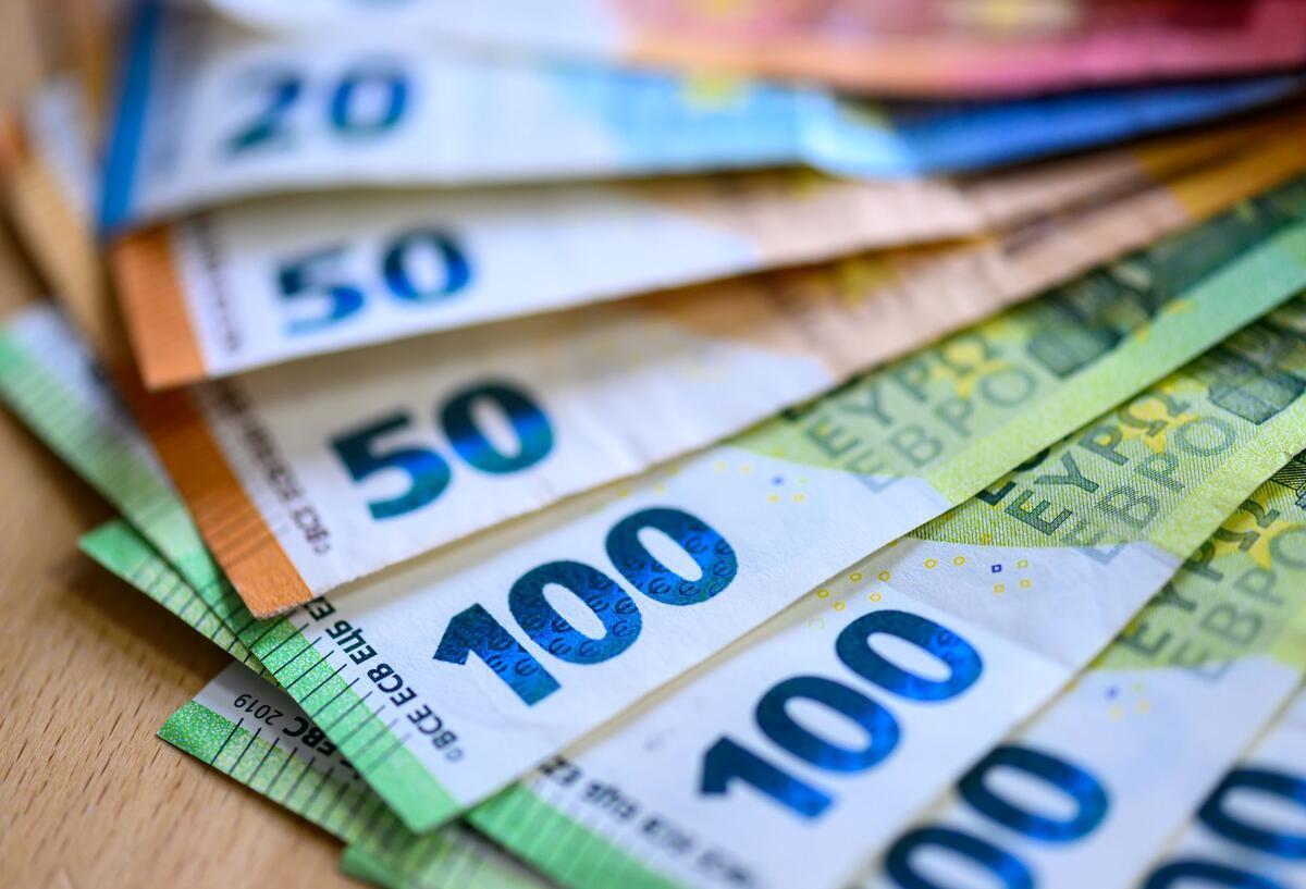  Geldscheine liegen auf einem Tisch. 