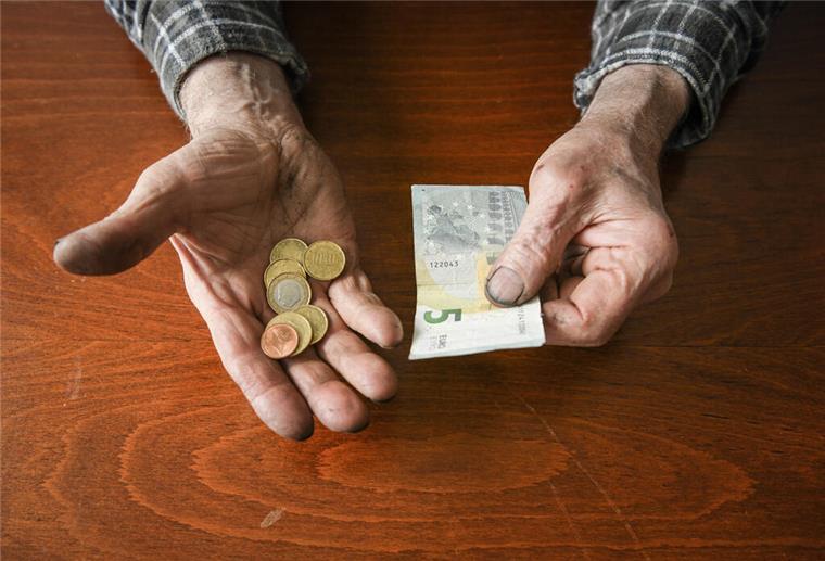 Krankenkassenbeiträge explodieren: Rentner zahlen ab März mehr Ein älterer Mann hält Münzen und einen Geldschein in seinen Händen am 7. April 2021 in Osnabrück. ...Zum KNA-Text: Oxfam-Studie: Reiche werden immer reicher und einflussreicher