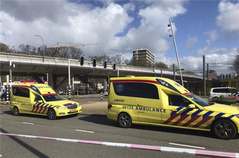 Krankenwagen stehen auf einer Straße in Utrecht. Nach Angaben der Polizei sollen hier in einer Straßenbahn Schüsse gefallen sein.  