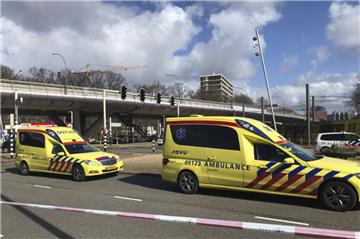 Krankenwagen stehen auf einer Straße in Utrecht. Nach Angaben der Polizei sollen hier in einer Straßenbahn Schüsse gefallen sein.  