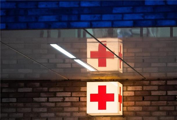 Ein Leuchtkasten mit einem roten Kreuz hängt vor der Notaufnahme eines Krankenhauses. Foto: Julian Stratenschulte/dpa/Symbolbild