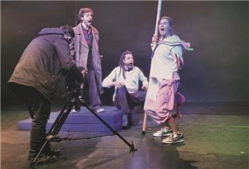 Kreativ: Das JUB!-Ensemble hat Spaß bei den Dreharbeiten zu „Die Abenteuer des Odysseus“. 
