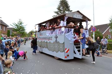 Kreative Kostüme und bunte Wagen: Der Umzug in Dedesdorf ist immer wieder ein Hö...