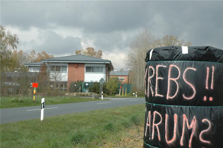 „Krebs!! Warum?“ Diese Frage stellen plakativ Bürger vor dem Sitz eines Gasförderunternehmens in Bellen. Ob deren Aktivitäten tatsächlich damit zu tun haben, sollen Studien klären.