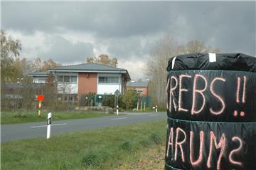 „Krebs!! Warum?“ Diese Frage stellen plakativ Bürger vor dem Sitz eines Gasförderunternehmens in Bellen. Ob deren Aktivitäten tatsächlich damit zu tun haben, sollen Studien klären.