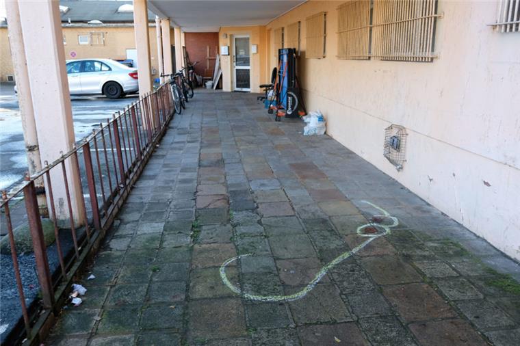 25-Jähriger in Salzgitter erschossen - 20-köpfige Soko ermittelt Kreidestriche markieren den Fundort eines erschossenen 25-Jährigen Mannes. Die Tat ereignete sich am Samstag im Stadtteil Lebenstedt in Salzgitter.