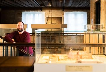 Kreisarchivar und Museumsleiter Dr. Andreas Hüser in der Dauerausstellung im Museum Burg Bad Bederkesa