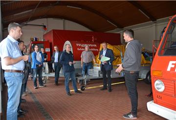 Kreisbrandmeister Kai Palait (rechts) gab den Christdemokraten Einblicke in die Arbeit in der Feuerwehrtechnischen Zentrale in Schiffdorf.