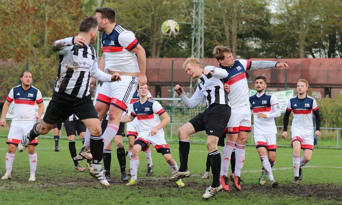 Kreisliga-Aufsteiger ESV Nordenham (gestreifte Trikots) hatte das Hinspiel beim 1. FC Nordenham mit 4:2 gewonnen. Nun holte er beim 2:2 einen Punkt gegen den Stadtkonkurrenten.