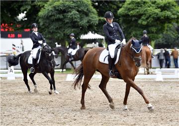 Kreismeisterschaft mit Annika Kruse und Aberli (vorne) und Fiona Marisa Kornahrens mit Whitney. Foto: Scheschonka