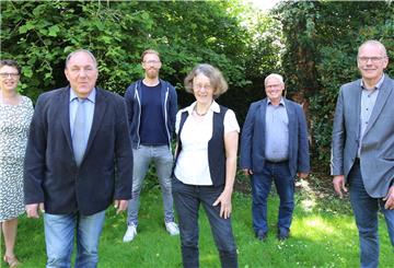 Kreispfarrerin Christiane Geerken-Thomas (von links), die beiden Pastoren Klaus Braje und Matthias Kaffka sowie Vorsitzenden der Kirchengemeinderäte Annemarie Cornelius (Langwarden), Rolf Siefken (Eckwarden) und Hans-Detlef Meyer (Stollhamm) beim Pressegespräch zur pastoralen Versorgung in Stollhamm. Foto: Böning