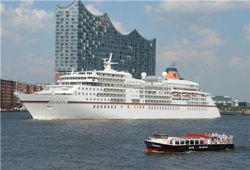 Die MS Europa fährt auf dem Wasser.
